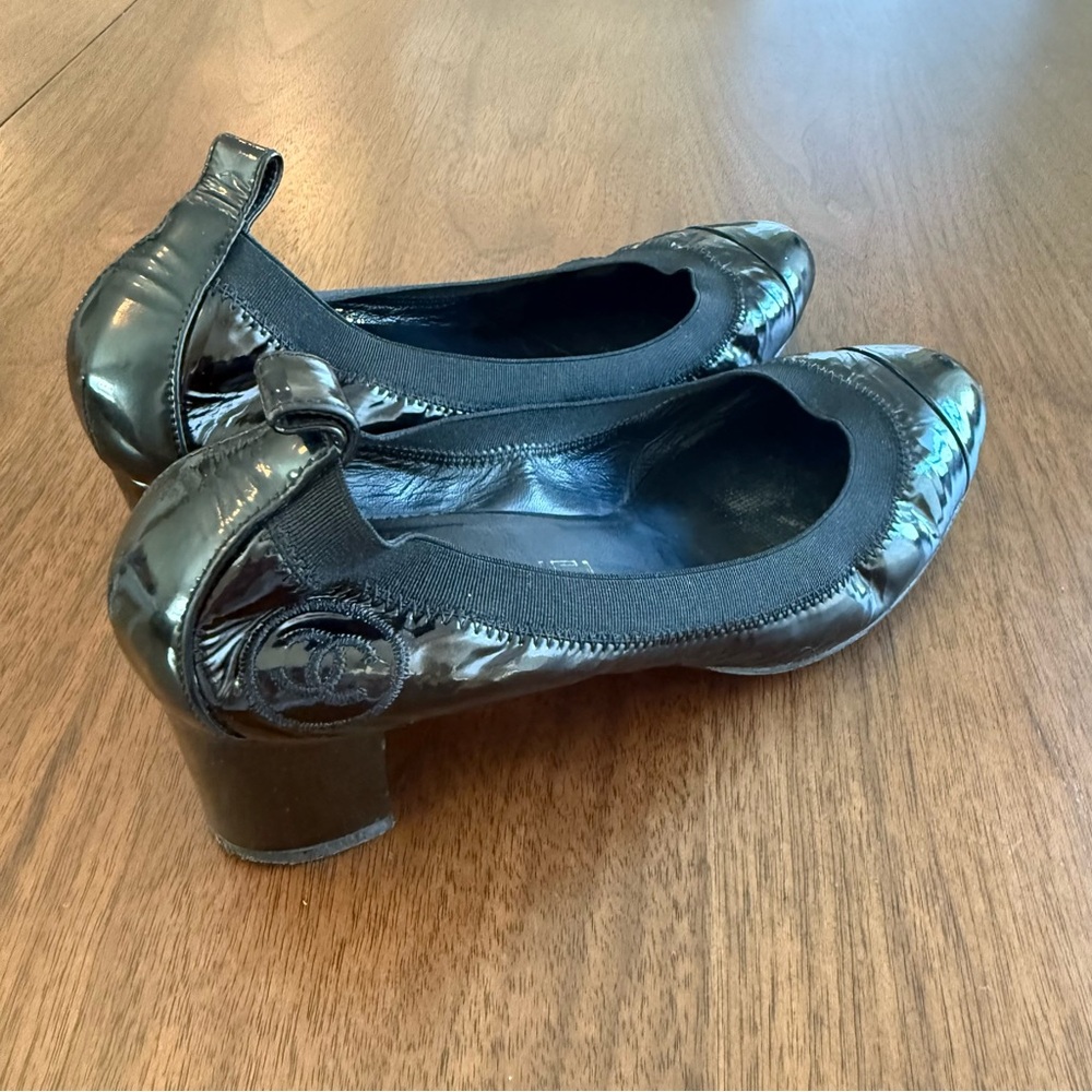 CHANEL CC Black Patent Ballet Pumps | Size 7.5 - Picture 2 of 7